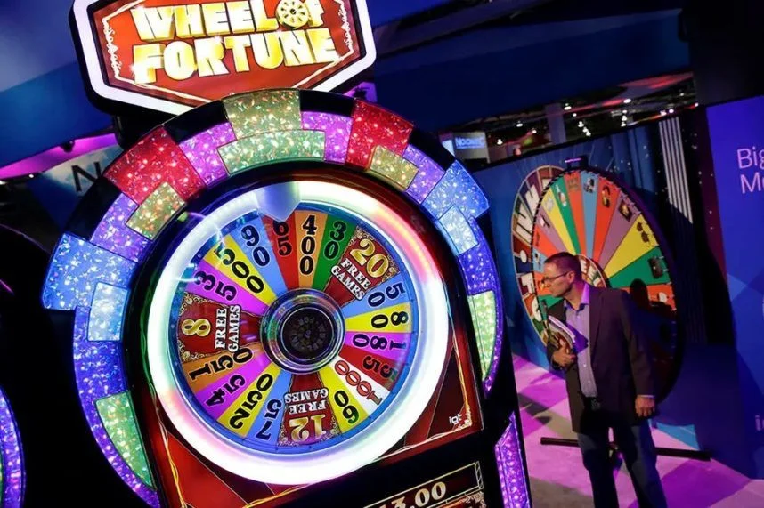 Écran de gameplay de la slot Wheel of Fortune IGT montrant les rouleaux et les symboles